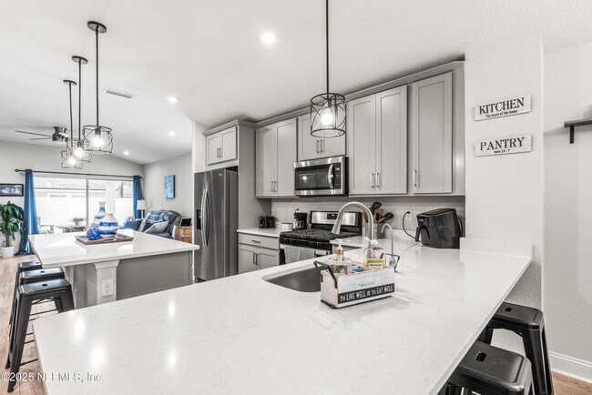 Building Photo - 243 Dahlia Falls Dr
