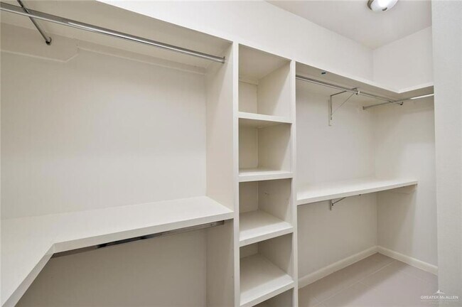 Building Photo - 1716 W Garrison Dr