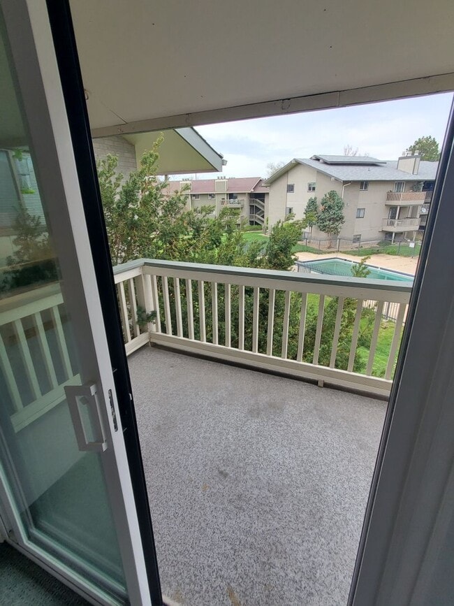 Building Photo - Recently Updated and Spacious 1B / 1B Available for June!