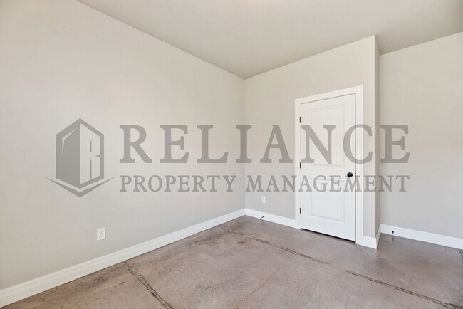 Building Photo - 13614 W Nantucket St