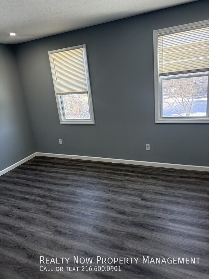 Building Photo - 2054 W 98th St