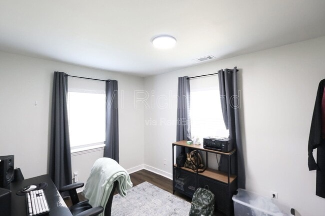 Building Photo - 936 Halsey Ln