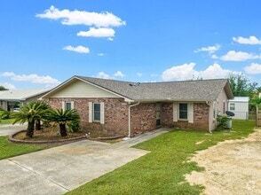 Building Photo - Charming 3Bed/2Ba Duplex Unit Convenient t...