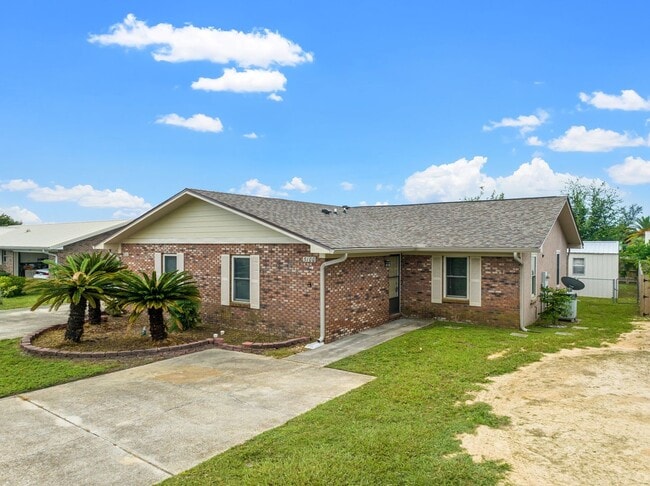 Primary Photo - Charming 3Bed/2Ba Duplex Unit Convenient t...