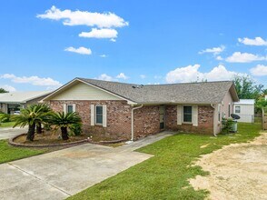 Building Photo - Charming 3Bed/2Ba Duplex Unit Convenient t...