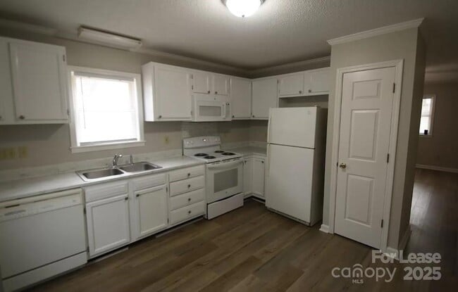 Building Photo - 90 Akron Ave