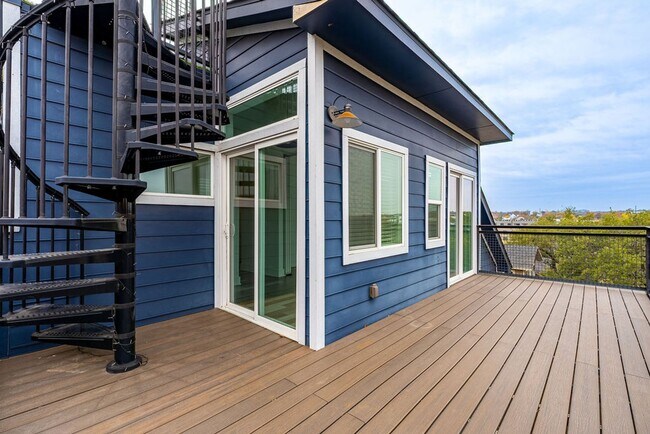 Building Photo - Tip Tier Views at this Beautiful 4 bedroom, 3 bathroom home in Central East Austin!!!