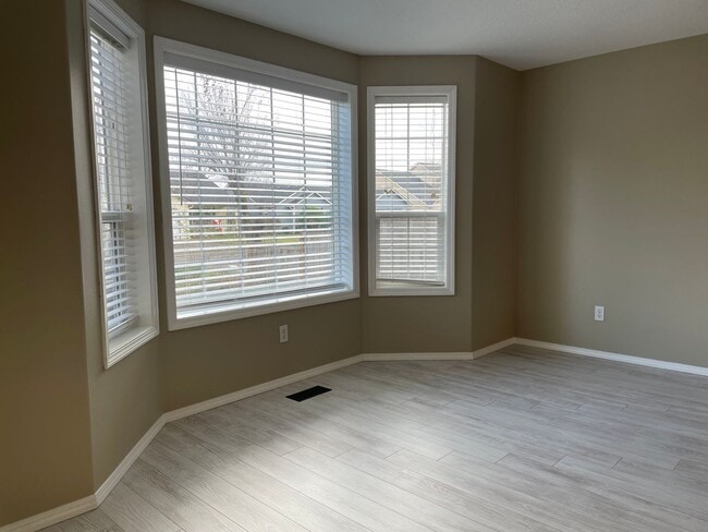 Building Photo - HALF MONTH FREE OF RENT Spacious 5 Bedroom Home! Granite Counters! Pet friendly! Tons of Room for...