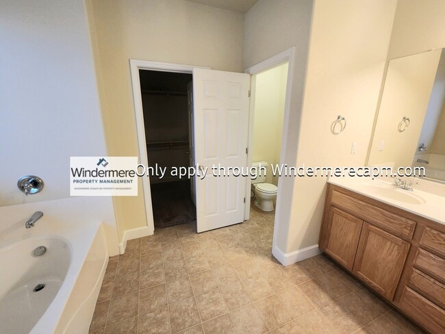 Building Photo - AWESOME 3 BED/2.5 BATH FLOOR PLAN AVAILABL...