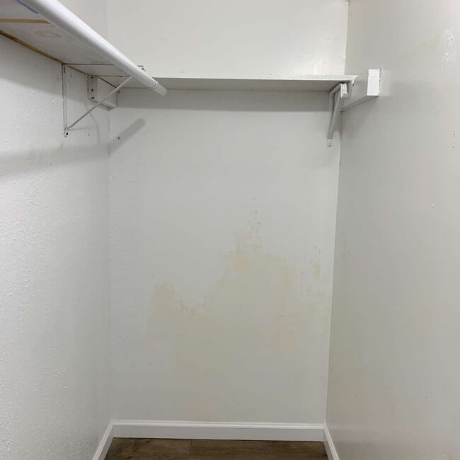 Building Photo - 505 E Heron St