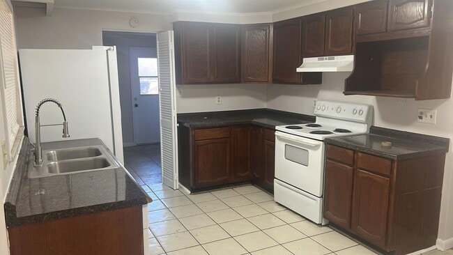 Building Photo - Welcome Home to your 4/2 in Seffner!