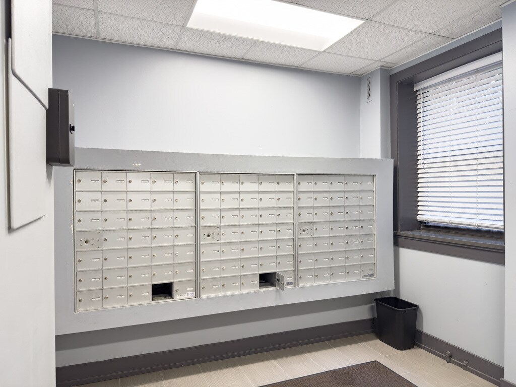 Building Photo - 503 W Belmont Ave