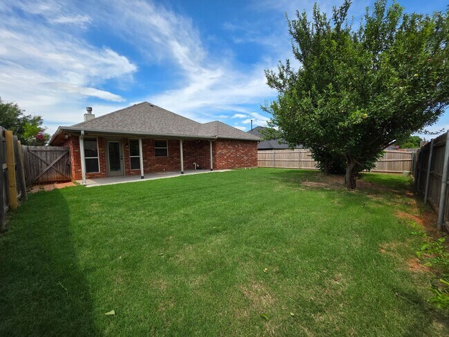 Building Photo - Great Home in Edmond School District + Ref...