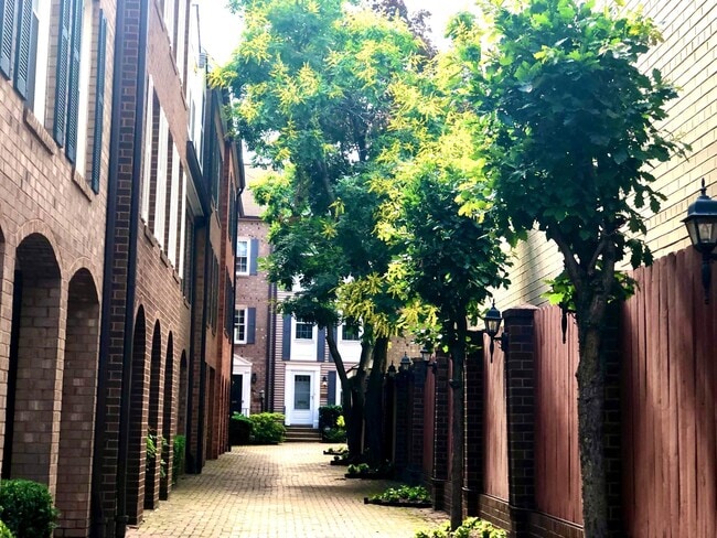 Building Photo - 900 24th St NW