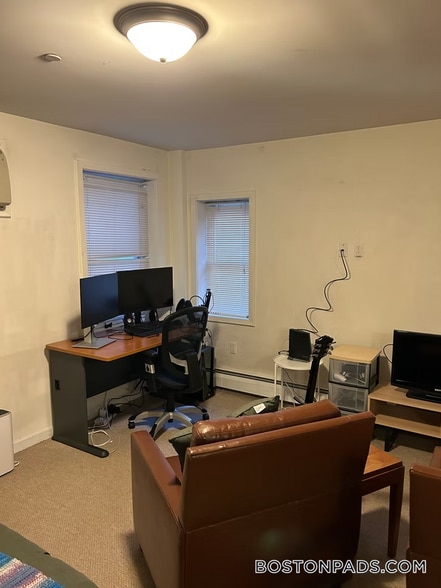 Building Photo - 461 Park Dr