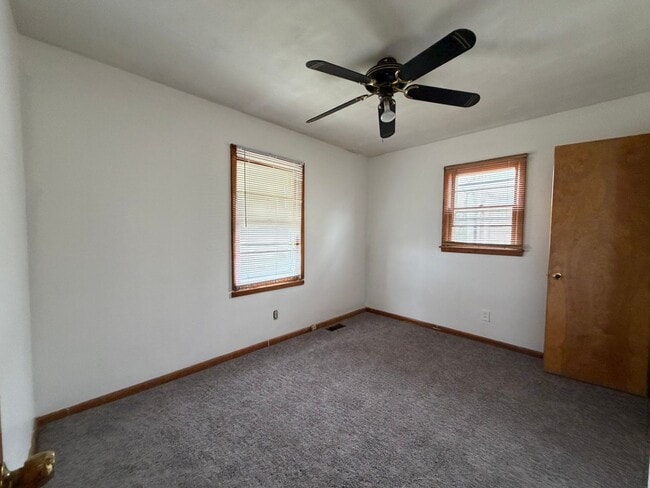 Building Photo - 3 Bed 1 Bath 1100.00