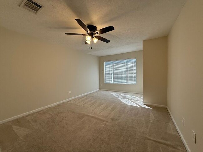 Building Photo - Brentwood - SPACIOUS 3 Bedroom Townhome in...