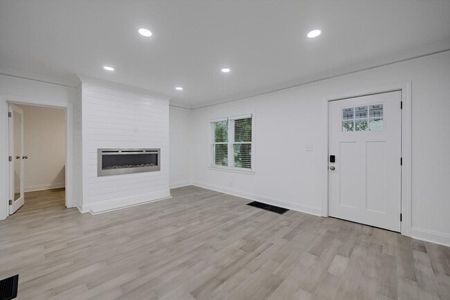 Building Photo - 593 Lynnhaven Dr SW