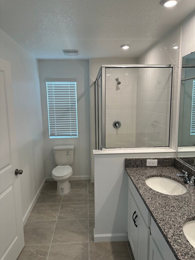 Building Photo - For Rent - 3 BEDROOM 2.5 BATHROOM TOWNHOUS...