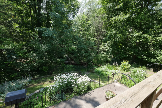 Building Photo - Renovated Singe Family Bi-Level near South...