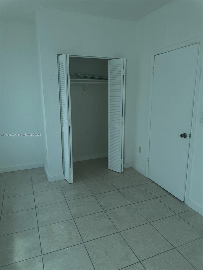 Building Photo - 985 SW 5th St