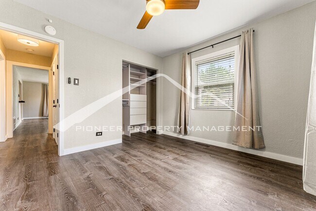Building Photo - Charming single family home with fully fenced yard