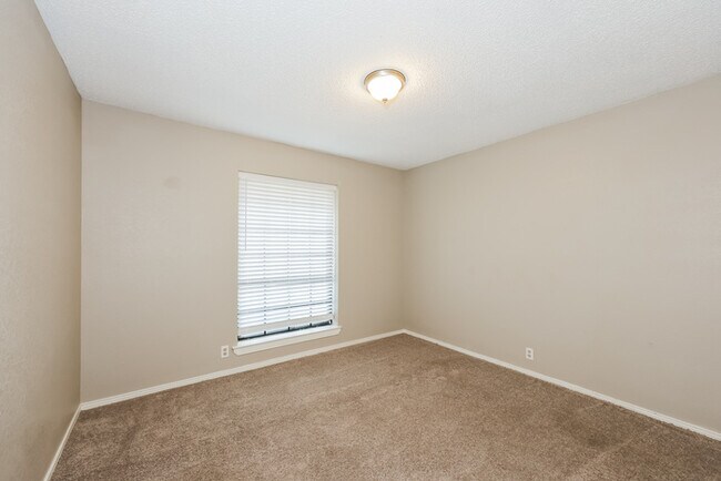 Building Photo - Expansive 3-Bedroom Home in Waxahachie, TX