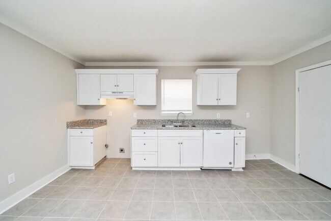 Building Photo - Super Cute & Super Clean 2-Bedroom Home in...
