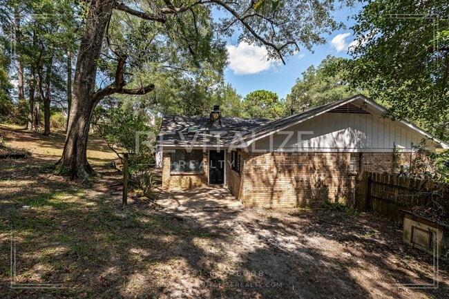 Building Photo - Beautifully Updated 3-Bedroom Home with Granite Kitchen & Sunroom Retreat!