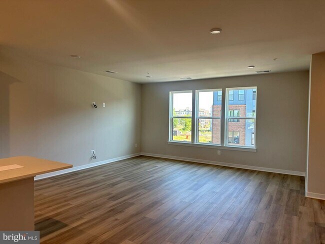 Building Photo - 43799 Middleway Ter