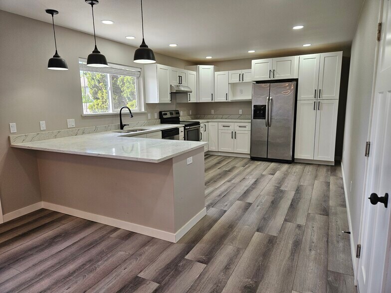 Building Photo - 2214 Claremont Ct
