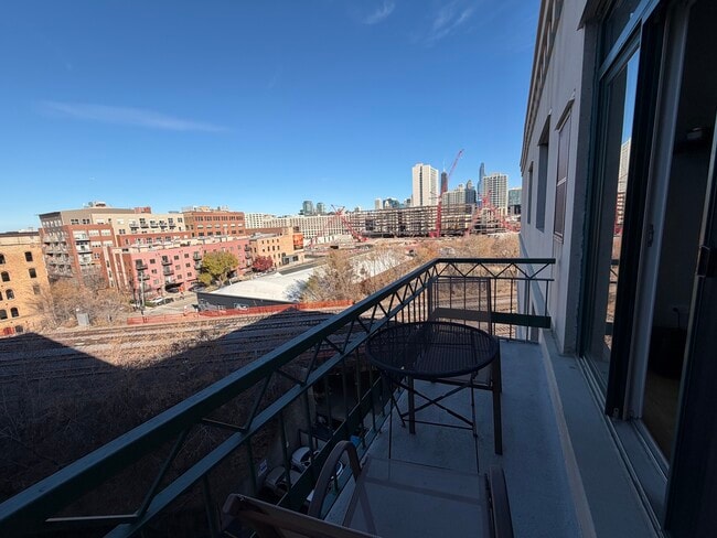 Building Photo - 680 N Green St