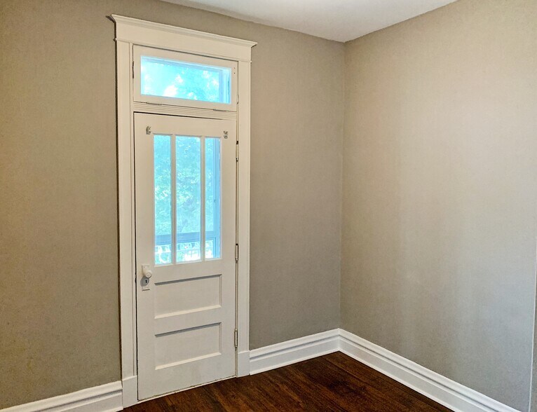 Spare room with attached balcony - 5201 Murdoch Ave