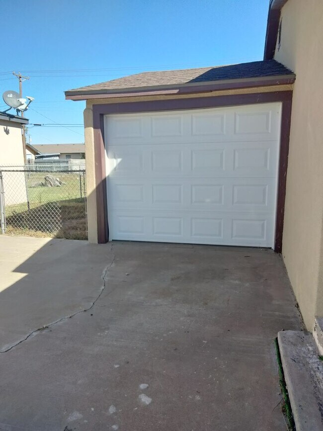 Building Photo - Beautiful Newly Renovated 3 Bedroom Home! ...