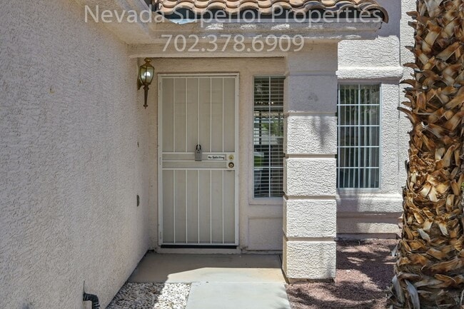 Building Photo - SE Single Story 3 Bedroom Home!!! Low Main...