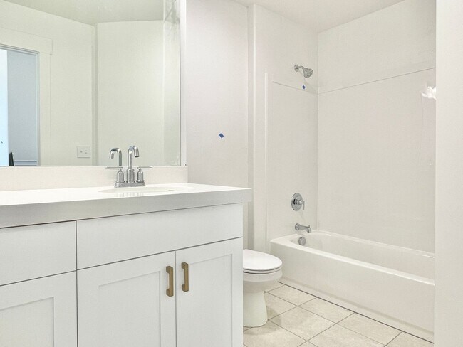 Building Photo - Bright & Beautiful Townhome in American Fork!