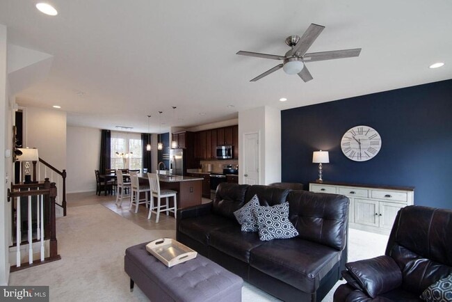 Building Photo - 136 Solara Dr