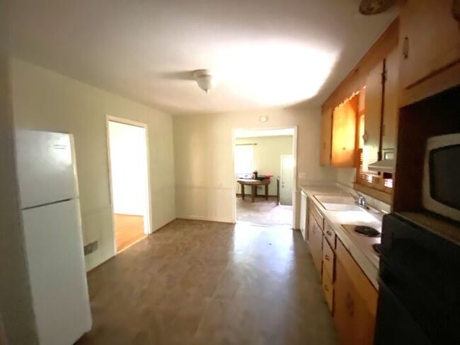 Building Photo - RENT SPECIAL! Large Brick home on UNCW bik...
