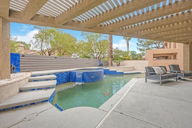 Building Photo - Spanish Trails Pool Home