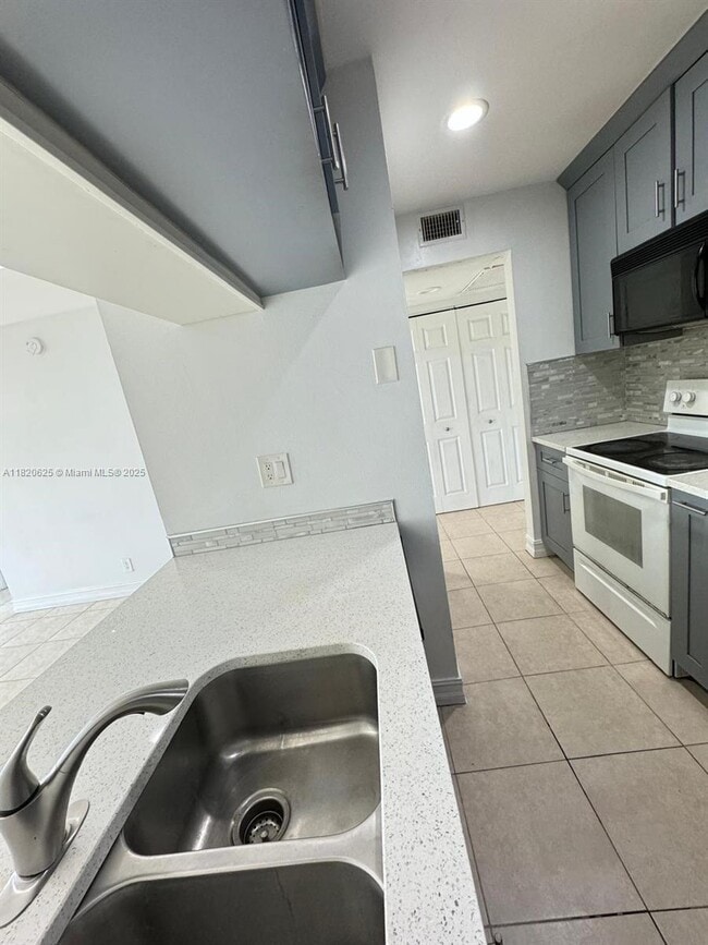 Building Photo - 9919 Twin Lakes Dr