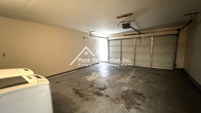Building Photo - Spacious 2bd/2ba Duplex with 2 Car Garage