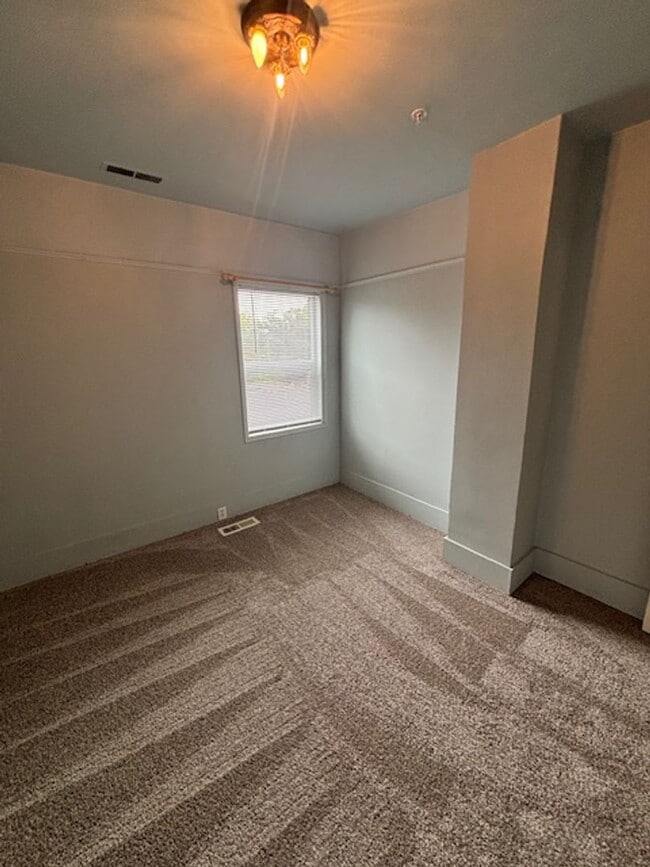 Building Photo - 2 Bedroom 1 Bath Apt in Newberg