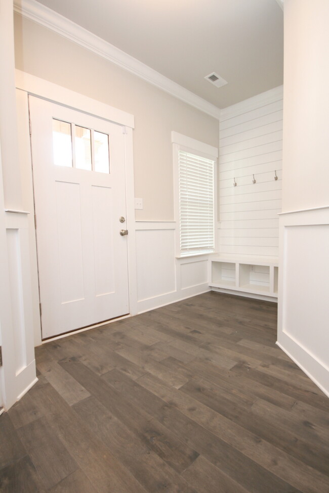 Building Photo - 707 Sluice Dr SW