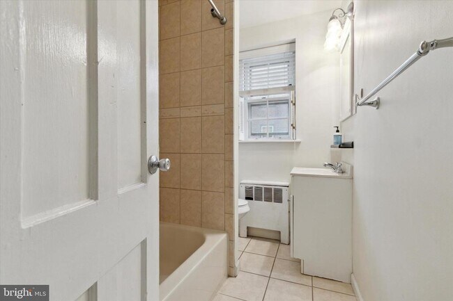 Building Photo - 633 Beulah Pl