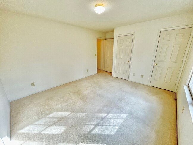 Building Photo - 3 Bed 2.5 Bath Beautiful Home Located North West Greensboro!