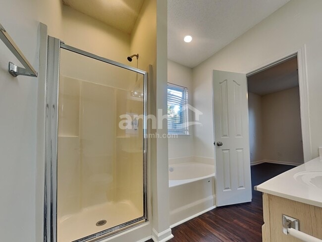Building Photo - 6043 Shining Oak Ln