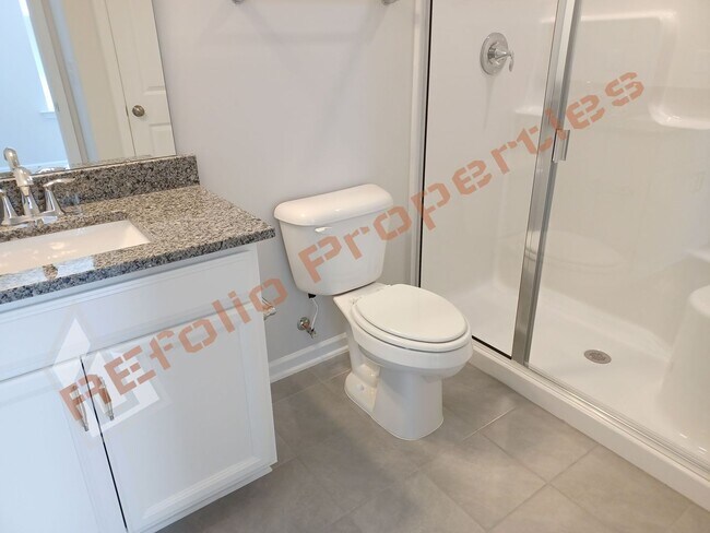 Building Photo - Gorgeous 4 Bedroom House with 1st Floor Pr...