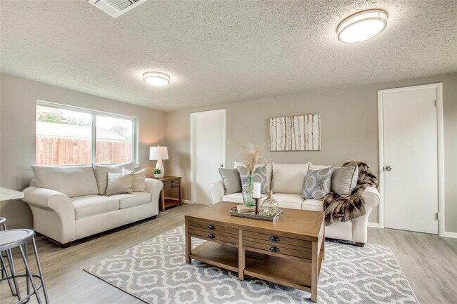 Building Photo - 2205 Richbrook Dr