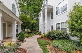 Building Photo - Cozy 2B/2Bath Condo in Chesapeake