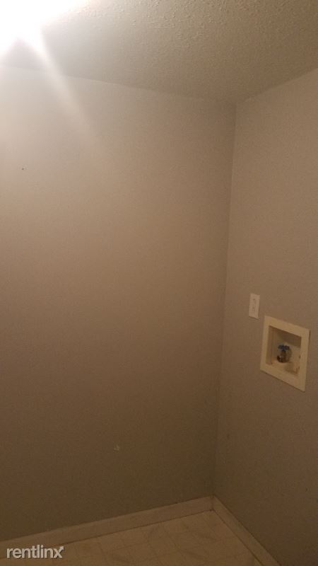 Building Photo - 3 br, 1.5 bath Townhome - 120 Albany Dr